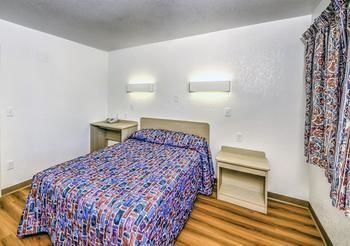 6-pueblo, Co - I-25 Hotel
