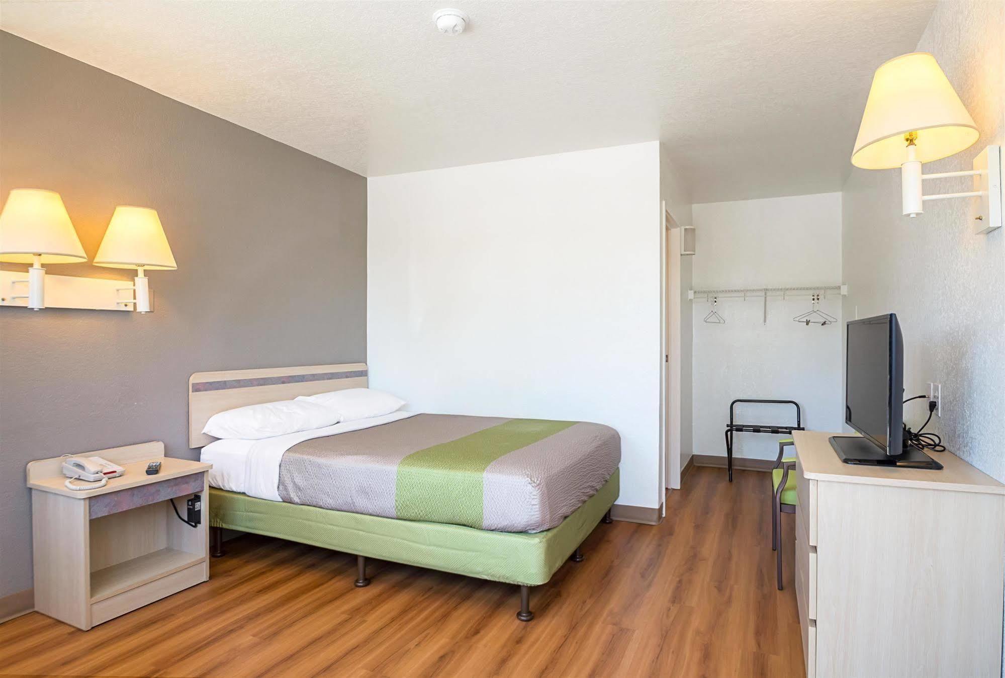 6-pueblo, Co - I-25 Hotel 2*