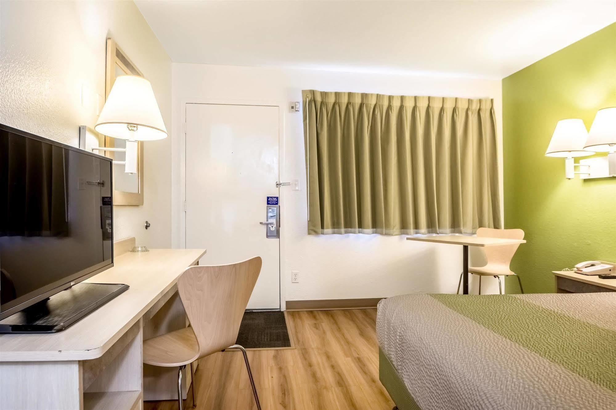 Hotel 6-pueblo, Co - I-25 2*