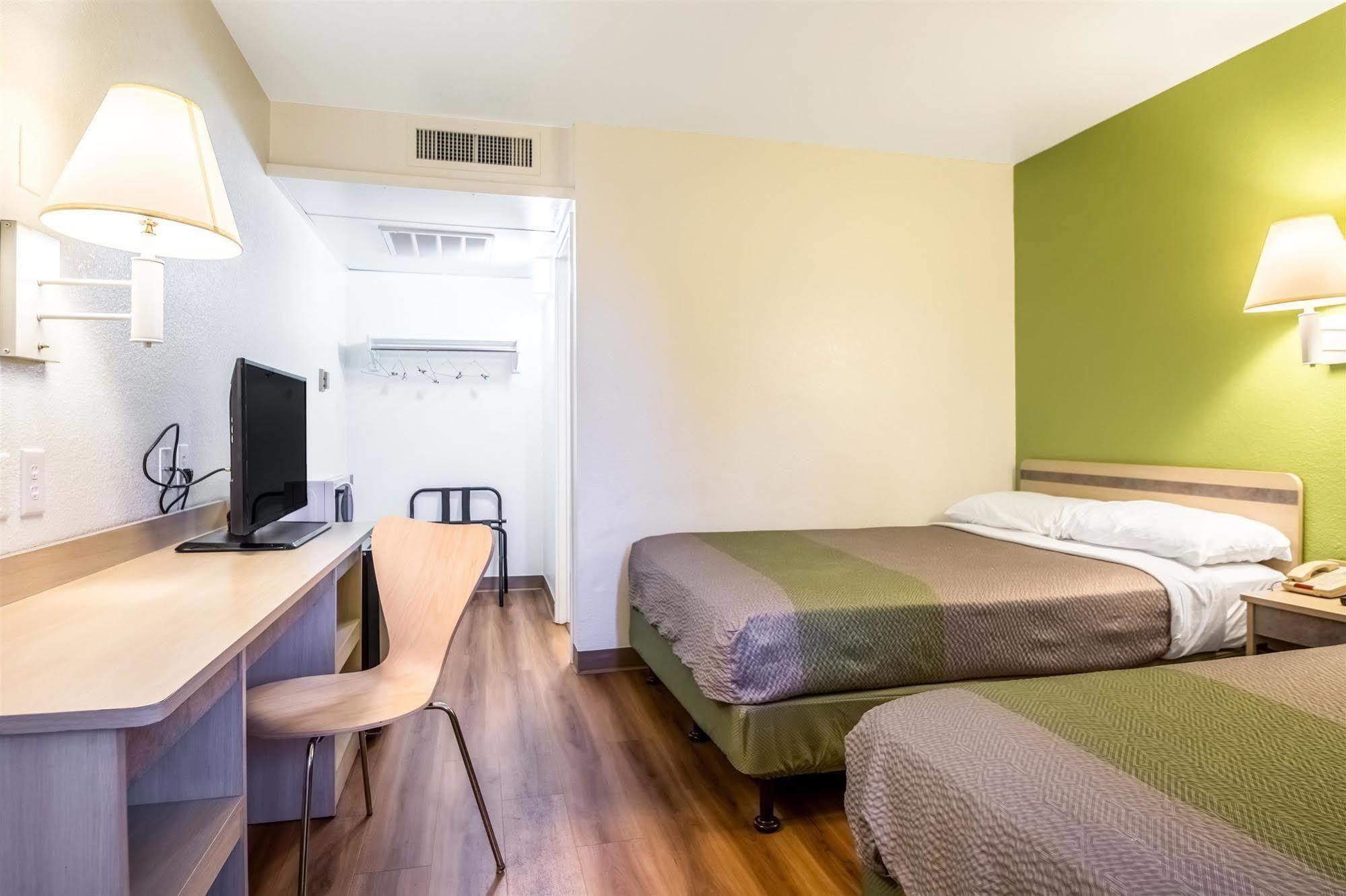 Hotel 6-pueblo, Co - I-25 Pueblo