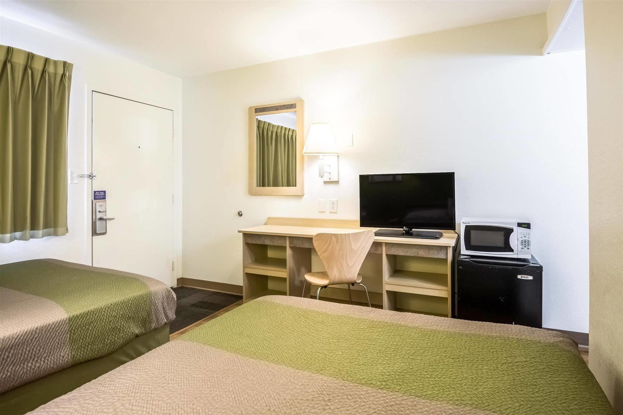 Hotel 6-pueblo, Co - I-25 2*