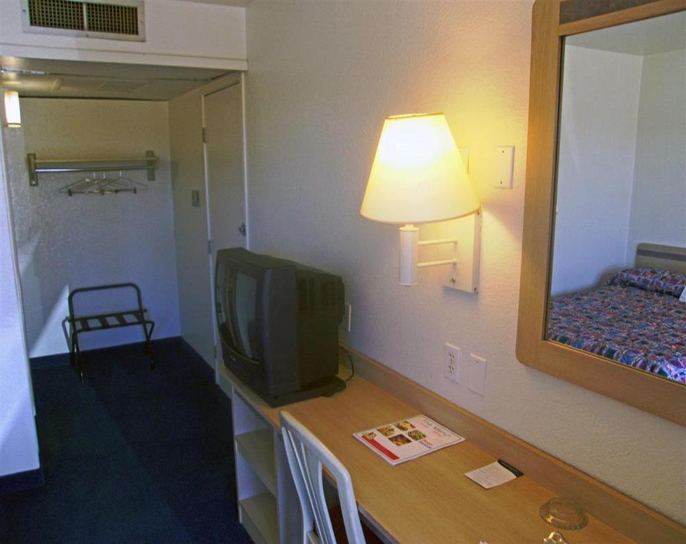 6-pueblo, Co - I-25 Hotel